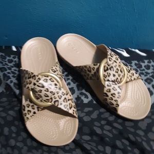 CROCS LEOPARD PRINT SANDALS